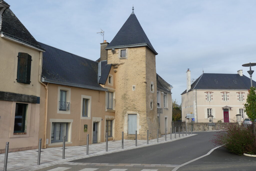 La tour sur la place de l'église